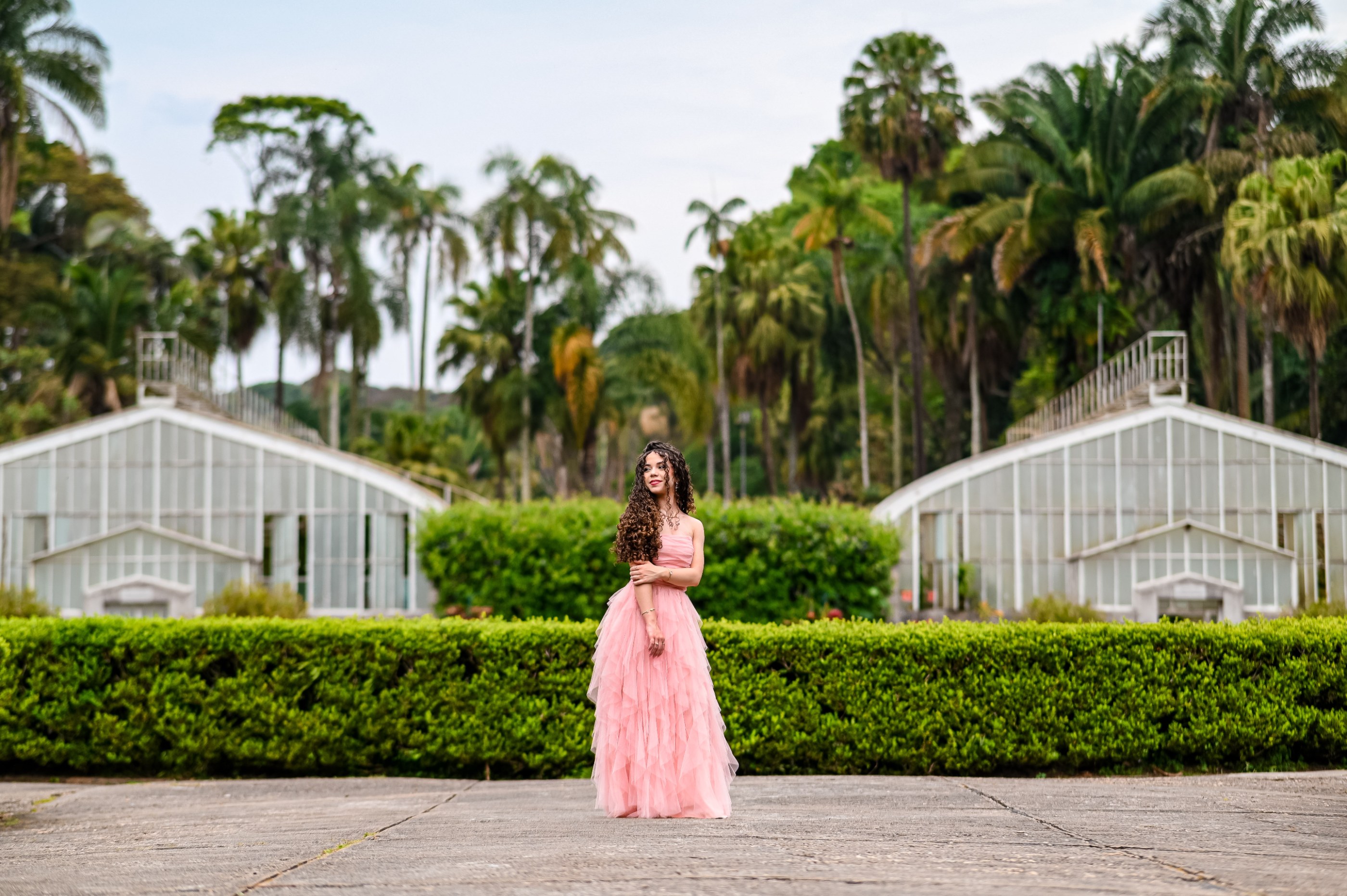 Beatriz entre as estufas do Jardim Botânico