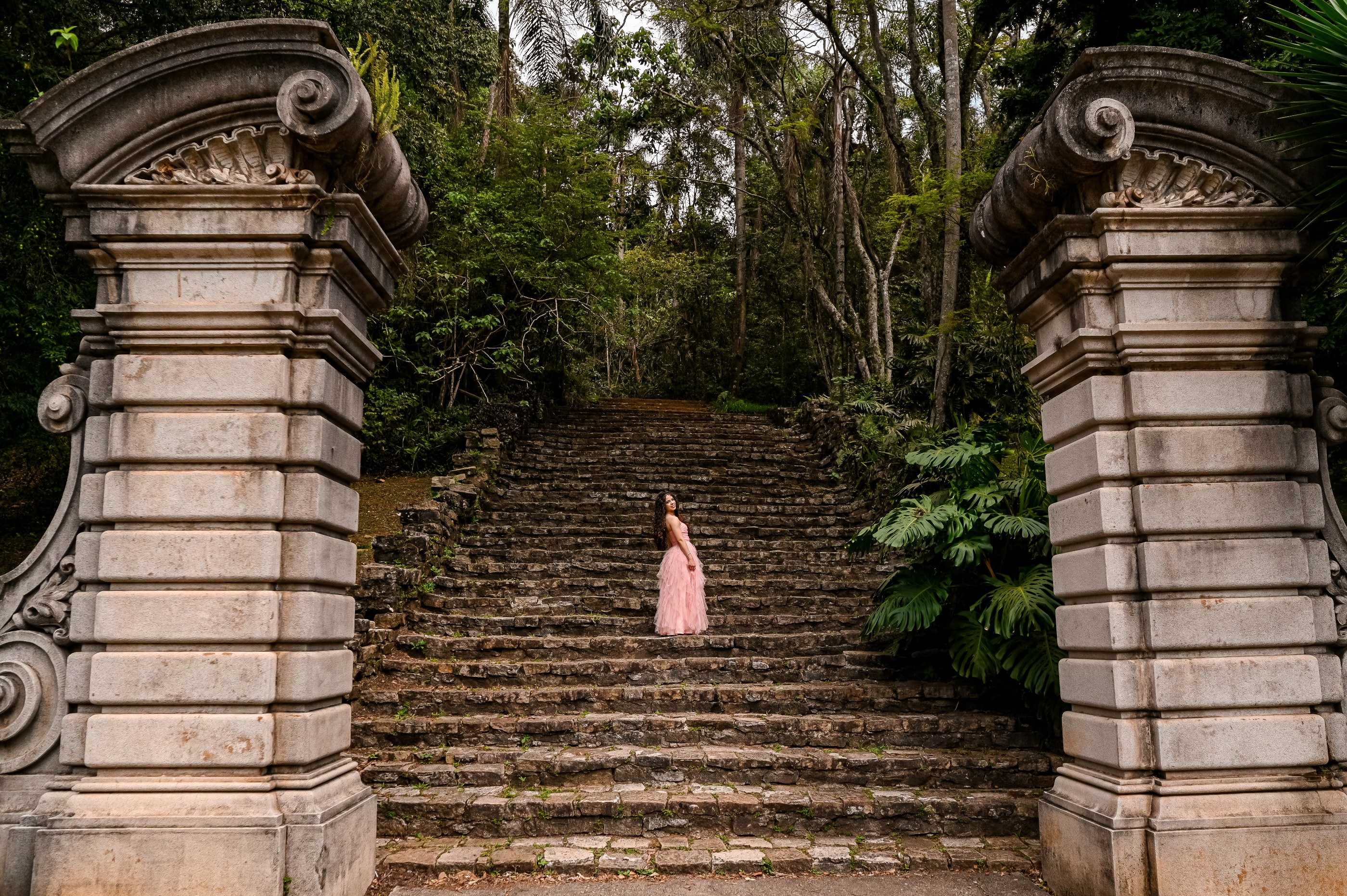 Beatriz na escadaria do Jardim Botânico